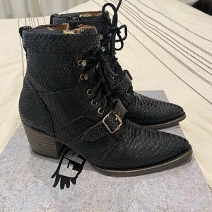 Freebird Fauna boots size 9